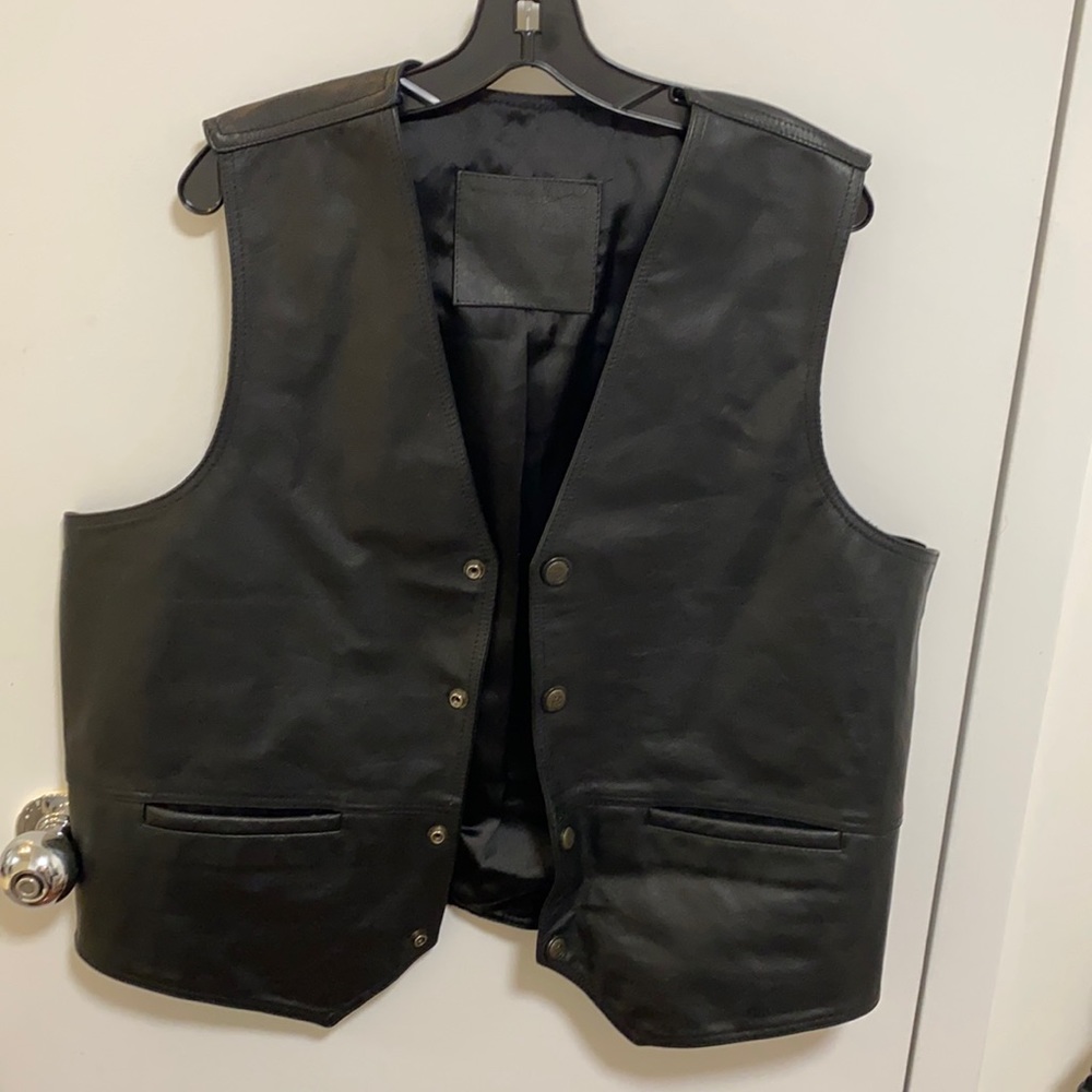 Genuine leather black vest with 2 pockets